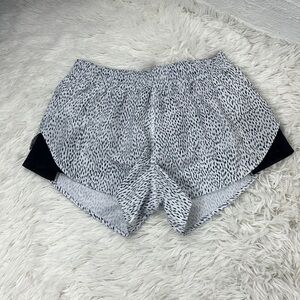 Lululemon Pleat To Street Short Dottie Dash White Black / Black